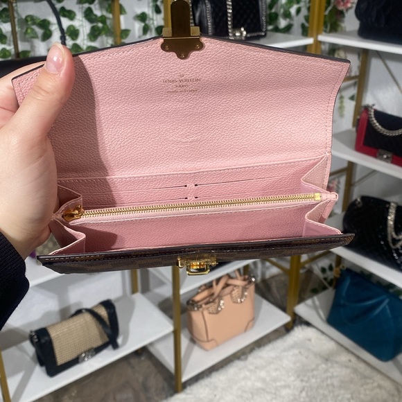 Louis Vuitton - Picture 3 of 10